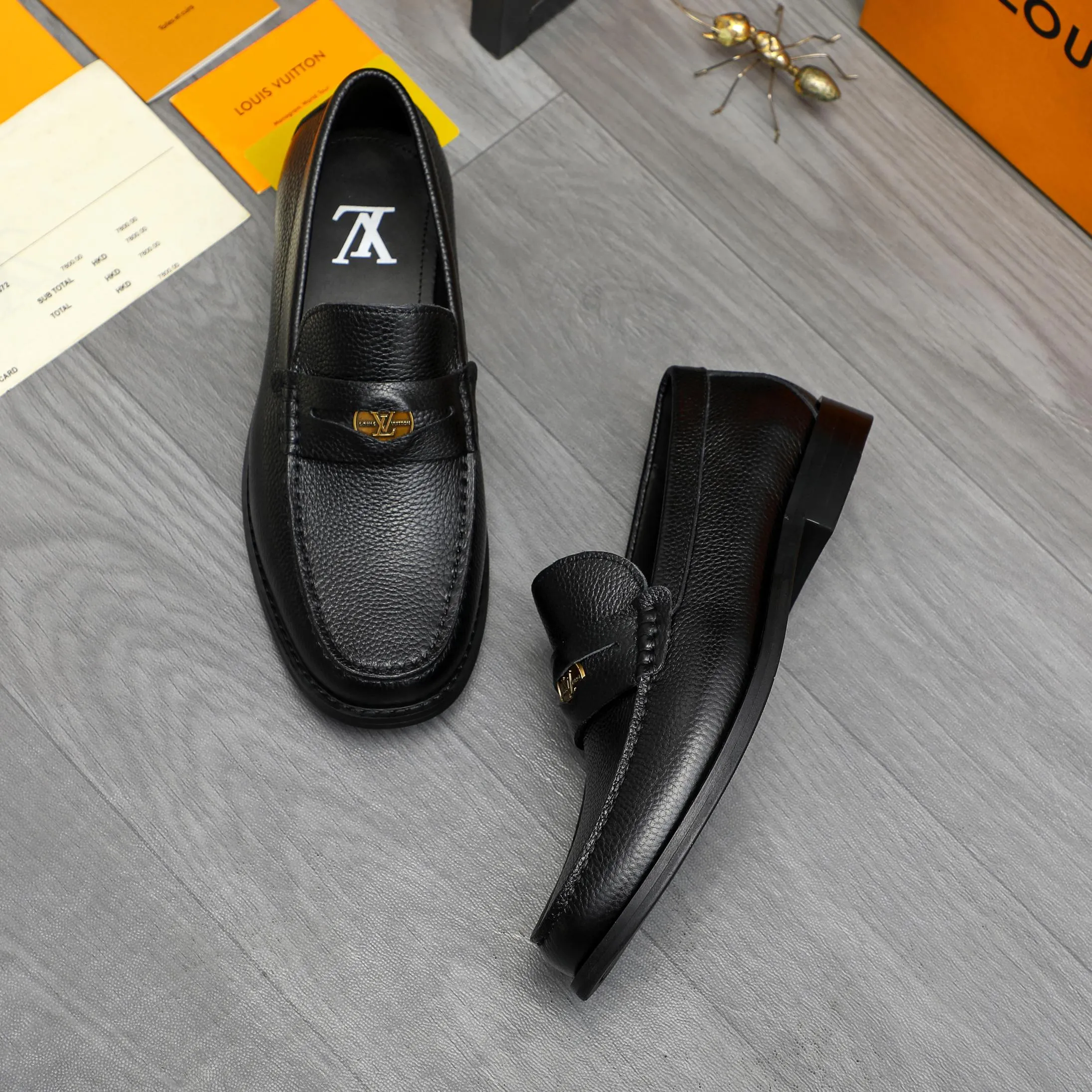 Men's shoes 💰p460 Product trademark: LV (Louis Vuitton) business slip-on leather shoes. Regular size: 38-45 (45 is custom-made and non-returnable) Product materials: Selected pebbled cowhide upper, cowhide lining, original rubber outsole